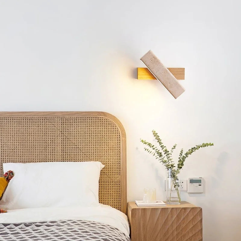 Die Aurora Wandleuchte: Minimalistische Naturstein-Lampe aus Travertin