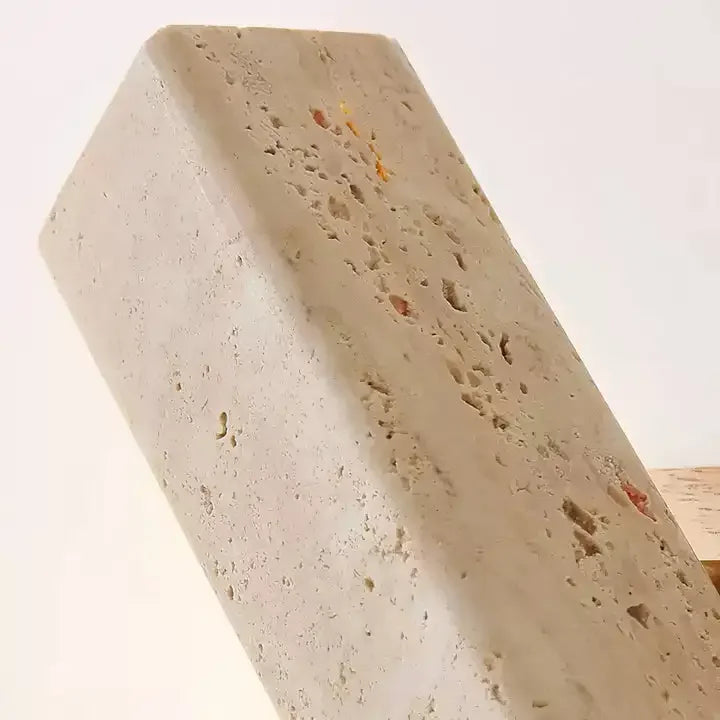 Die Aurora Wandleuchte: Minimalistische Naturstein-Lampe aus Travertin